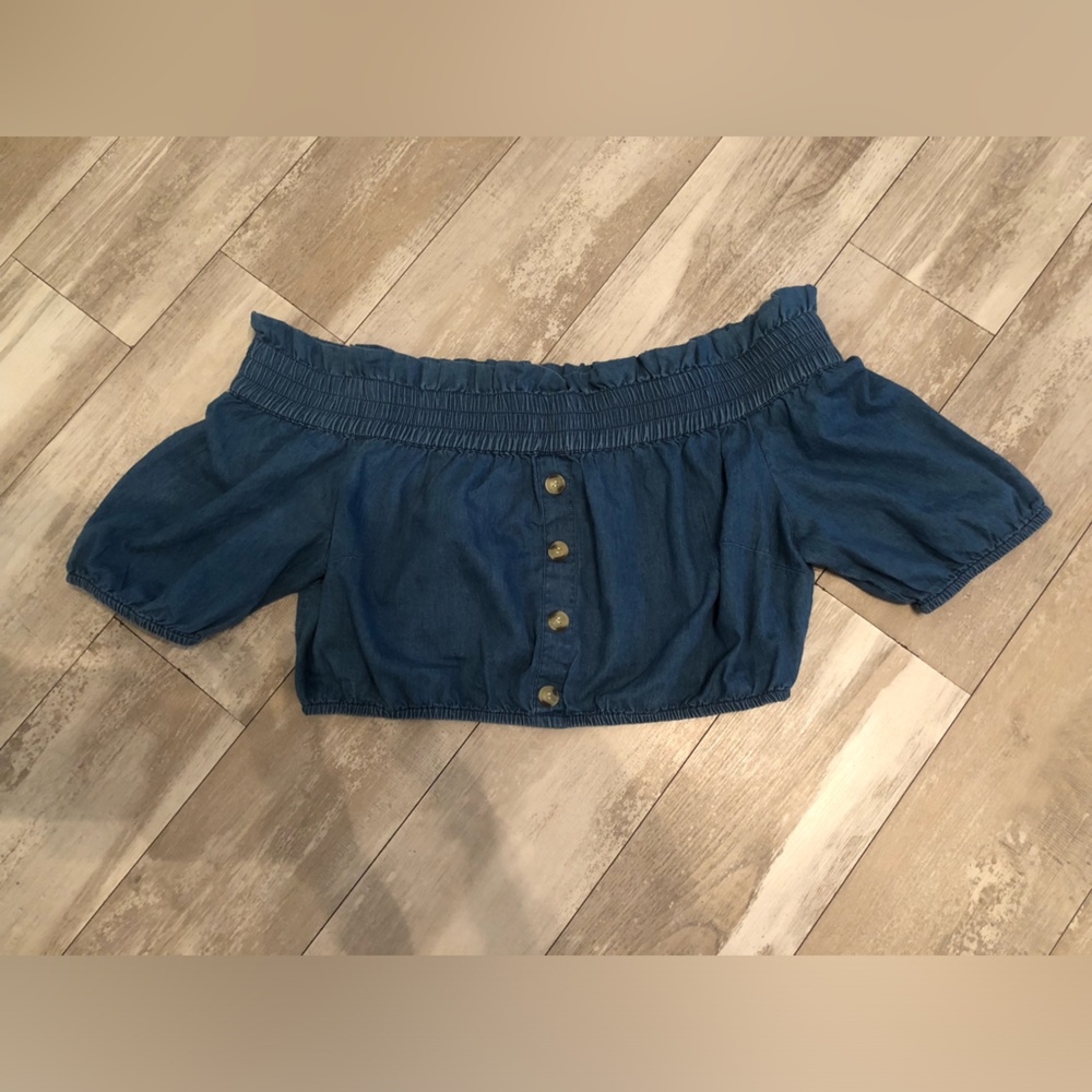Absolutely adorable off the shoulder denim top make sure you read description